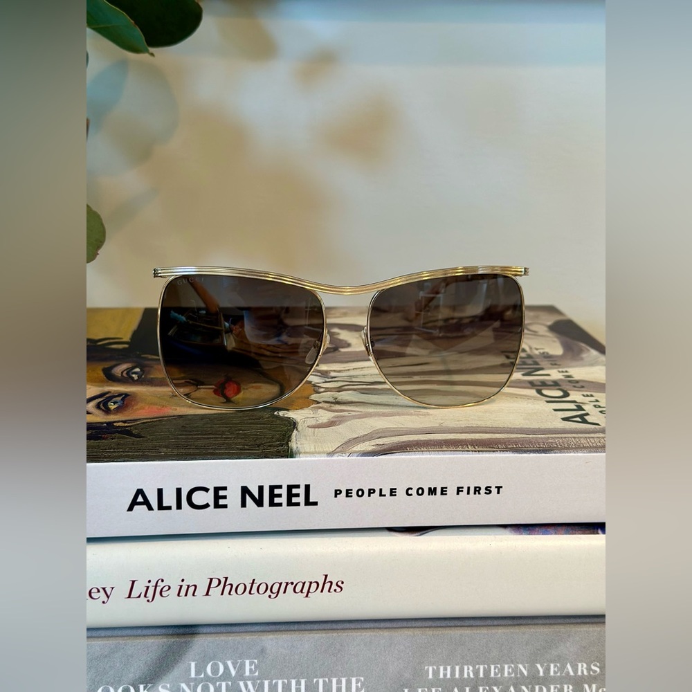 *Authentic* Gucci Gold Frame Sunglasses - Picture 5 of 9